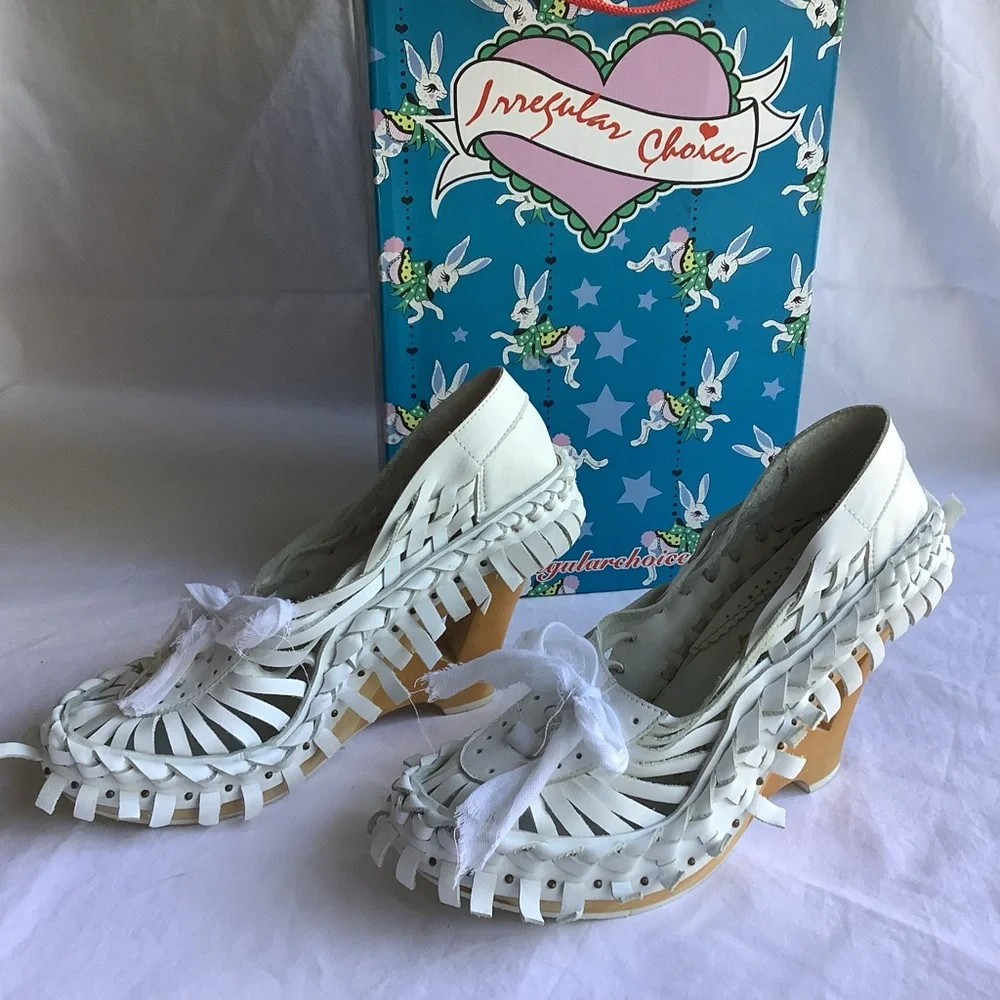 NWB Y2K Women’s Irregular Choice White Leather Carved Wood Wedge Heels Sz 8 - Picture 5 of 10